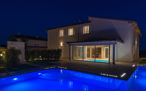 Villa Le Terme: Hus, Ejendom, Hjem, Svømmepøl, Arkitektur, Belysning, Bygning, Ejendom, Villa, Estate