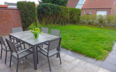 Nilles: Ejendom, Gård, Have, Backyard, Græs, Lawn, Græsfamilien, Møbel, Landscaping, Busk