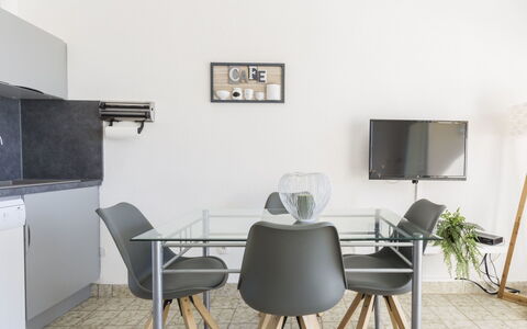 Canigó: Møbel, Værelse, Ejendom, Indretning, Bord, Stol, Bygning, Hus, Spisestue, Etage