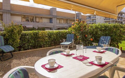 Golf Sant Jordi: Ejendom, Gårdhave, Bord, Hus, Bygning, Ejendom, Møbel, Værelse, Indretning, Restaurant