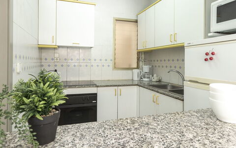 Golf Sant Jordi: Countertop, Værelse, Ejendom, Køkken, Flise, Cabinetry, Møbel, Indretning, Etage, Gul