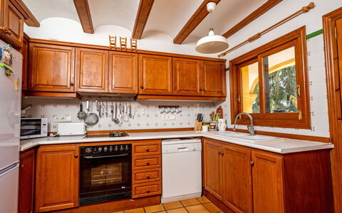Villa Casablanca: Countertop, Cabinetry, Værelse, Ejendom, Møbel, Køkken, Bygning, Indretning, Hus, Hjem