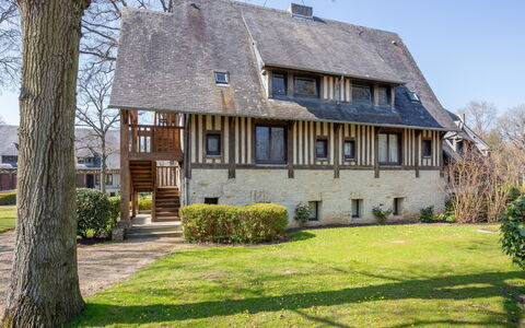 Les Hauts de Deauville: Plante, Himmel, Bygning, Ejendom, Vindue, Træ, Hus, Græs, Land Lot, Sommerhus