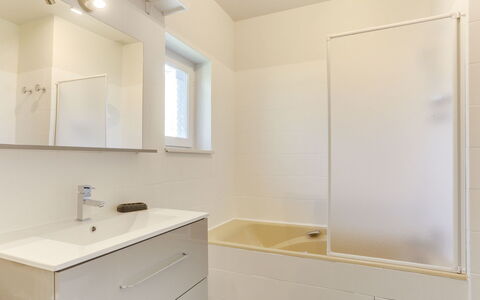 Deauville-Trouville 781: Spejl, Badeværelsesskab, Håndvask, Ejendom, Cabinetry, Tap, Sanitærarmatur, Badeværelse, Badeværelsesvask