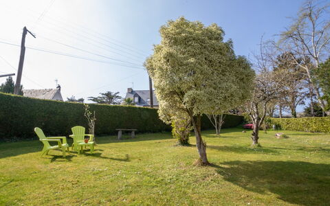 Les Genêts: Træ, Græs, Grøn, Himmel, Ejendom, Land Lot, Lawn, Forår, Græsfamilien, Hus