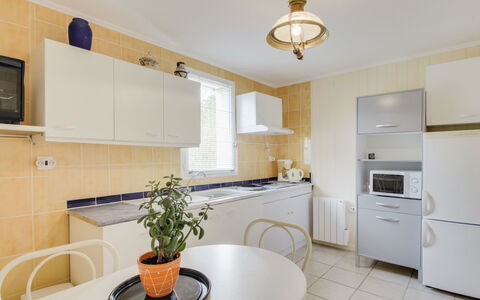 Les Genêts: Cabinetry, Countertop, Møbel, Ejendom, Plante, Stueplante, Bygning, Blomsterkrukke, Køkken, Indretning