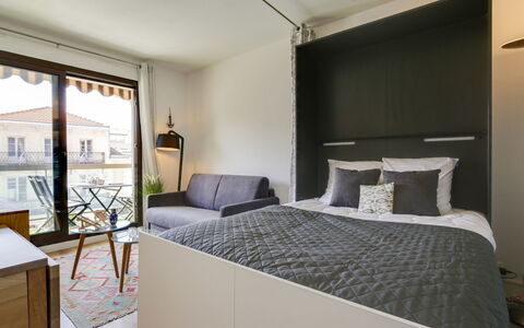 Sun Beach: Soveværelse, Møbel, Seng, Værelse, Ejendom, Indretning, Bygning, Bed Frame, Sengetøj, Hus