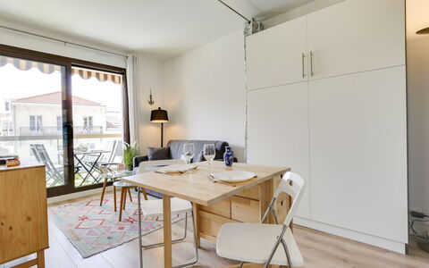 Sun Beach: Ejendom, Værelse, Møbel, Indretning, Bygning, Ejendom, Hus, Bord, Gul, Etage