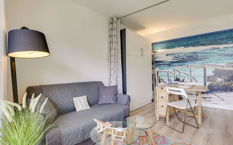 Sun Beach: Værelse, Møbel, Ejendom, Indretning, Stue, Soveværelse, Hus, Etage, Bord, Bygning