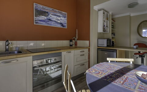 L'Atelier: Cabinetry, Ejendom, Countertop, Håndvask, Skuffe, Træ, Køkken, Belysning, Indretning, Bygning