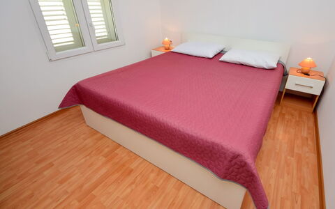 Korčula Vela Luka 107: Ejendom, Møbel, Bygning, Komfort, Vindue, Træ, Orange, Rektangel, Pude, Bed Frame