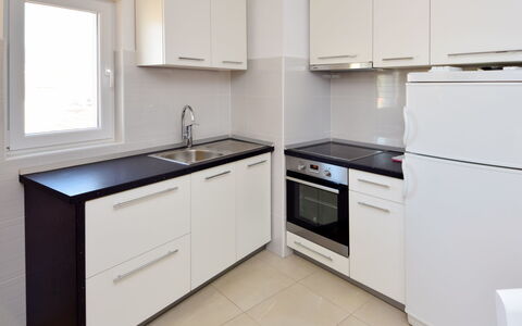 Korčula Vela Luka 107: Cabinetry, Countertop, Køkkenvask, Håndvask, Ejendom, Bygning, Tap, Vindue, Køkken, Komfur