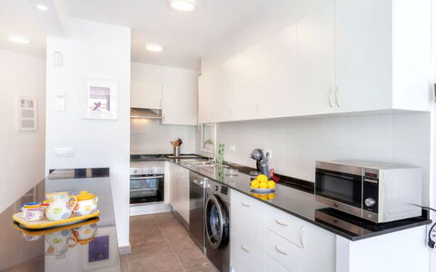 Cap Roig: Ejendom, Værelse, Køkken, Møbel, Countertop, Cabinetry, Gul, Bygning, Indretning, Ejendom