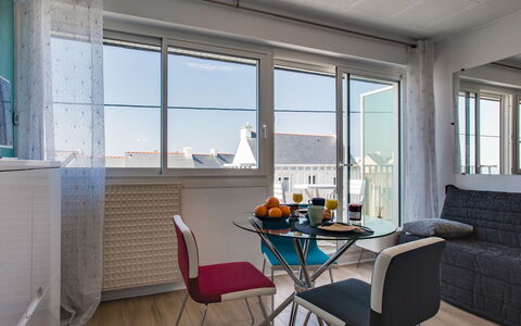 Les Brisants: Værelse, Indretning, Møbel, Ejendom, Bygning, Hus, Etage, Loft, Bord, Vindue