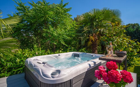 Sontje: Plante, Ejendom, Plantesamfund, Bord, Himmel, Azure, Jacuzzi, Jacuzzi, Svømmepøl, Udendørs Møbler