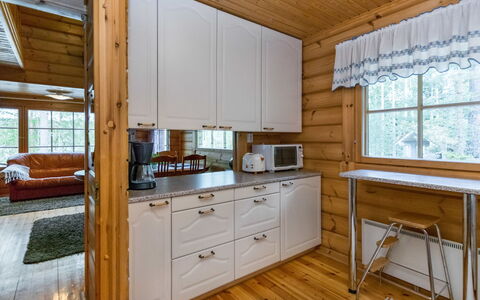 Vuorilahti: Køkken, Træ, Gulvbelægning, Indretning, Countertop, Etage, Køkken Apparat, Loft, Cabinetry, Håndvask