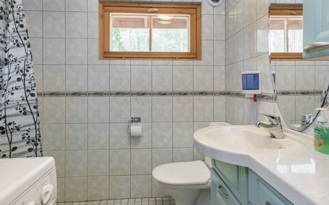 Vuorilahti: Badeværelse, Badeværelsesvask, Sanitærarmatur, Indretning, Gulvbelægning, Håndvask, Etage, Tap, Vvs, Toilet