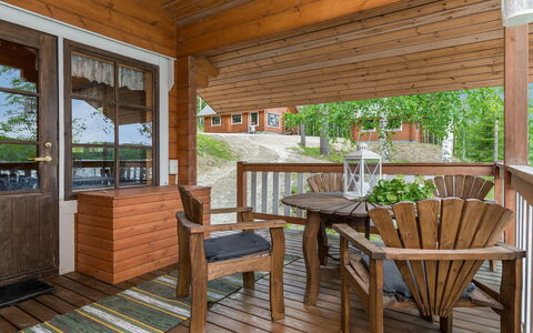 Vuorilahti: Møbel, Træ, Gulvbelægning, Trægulve, Etage, Loft, Veranda, Hårdttræ, Indretning, Bejdse