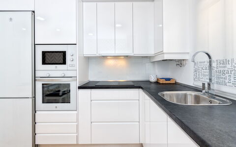 Lola Playa: Køkkenvask, Cabinetry, Countertop, Håndvask, Ejendom, Tap, Bygning, Køkken, Træ, Indretning