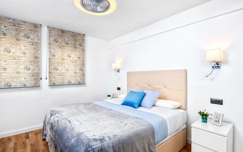 Lola Playa: Møbel, Ejendom, Azure, Komfort, Bygning, Træ, Textile, Gulvbelægning, Indretning, Vindue