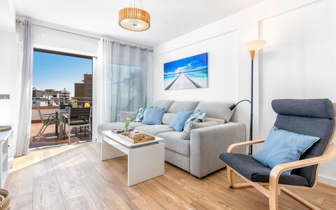 Lola Playa: Møbel, Ejendom, Billedramme, Couch, Komfort, Bord, Azure, Belysning, Indretning, Træ