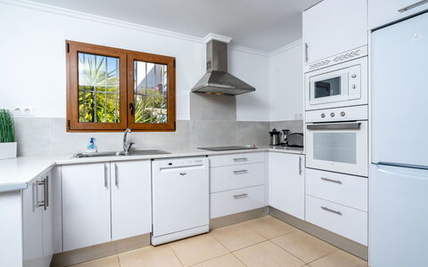 Aurelie: Ejendom, Værelse, Møbel, Køkken, Cabinetry, Countertop, Bygning, Indretning, Hus, Etage