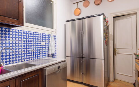 Giulia: Cabinetry, Køkkenvask, Møbel, Ejendom, Håndvask, Bygning, Countertop, Køkken, Tap, Belysning