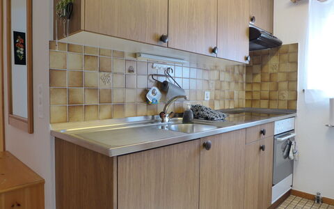 Saskia: Countertop, Cabinetry, Køkkenvask, Tap, Køkken, Komfur, Køkken Apparat, Træ, Bygning, Belysning