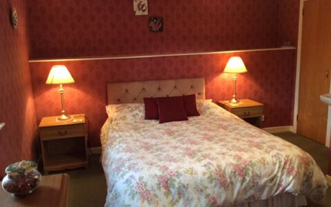 Wester Riechip: Møbel, Ejendom, Komfort, Bygning, Bed Frame, Lampe, Træ, Bord, Pude
