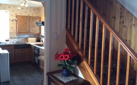 Wester Riechip: Blomst, Ejendom, Cabinetry, Møbel, Countertop, Indretning, Træ, Belysning, Plante, Bord