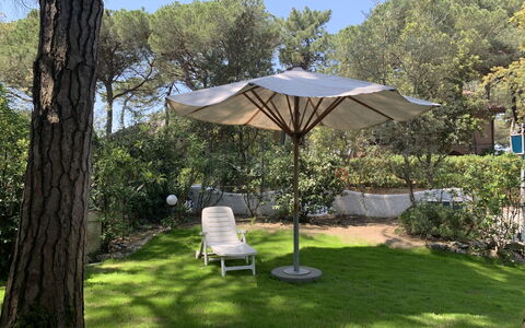 Casa delle Palme: Plante, Ejendom, Plantesamfund, Paraply, Træ, Skygge, Udendørs Møbler, Himmel, Græs, Udendørs Bord