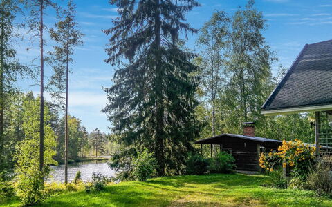 Saarijärvi: Altan, Lejlighed, Skygge, Glas, Ejerlejlighed, Gelænder, Veranda, Dagslys, Dæk, Udendørs Møbler