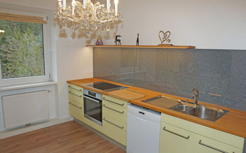 Isolde: Cabinetry, Ejendom, Køkkenvask, Håndvask, Countertop, Hvid, Komfur, Tap, Træ, Belysning