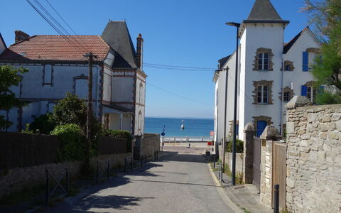 Les Terrasses de la Plage: Himmel, Bygning, Plante, Vindue, Hus, Vejbelægning, Belysning, Gadebelysning, Træ, Kvarter