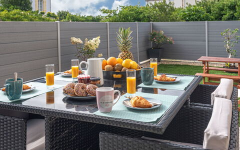 Les Terrasses de la Plage: Bord, Brunch, Møbel, Ejendom, Orange, Værelse, Hjem, Måltid, Indretning, Gårdhave