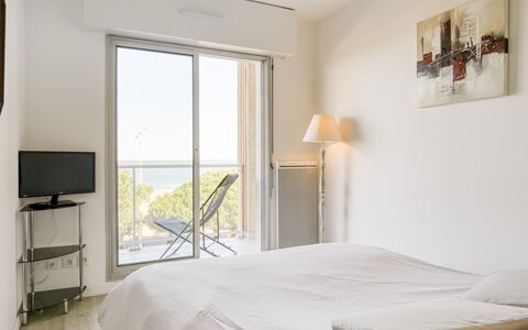 Arcachon 241: Soveværelse, Møbel, Seng, Værelse, Ejendom, Hvid, Indretning, Bed Frame, Sengetøj, Madras