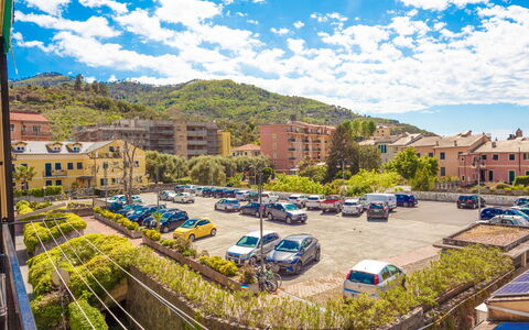 Giulia Apartment 2 - Levanto: Stad, Menneskelig Bosættelse, Transportere, City, Bygning, Himmel, Byområde, Ejendom, Bjerg, Boligområde