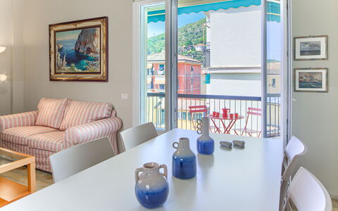 Giulia Apartment 2 - Levanto: Møbel, Billedramme, Ejendom, Bord, Azure, Blå, Indretning, Couch, Etage, Ejendom
