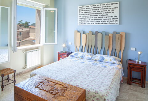 Giulia Apartment 2 - Levanto: Møbel, Ejendom, Blå, Azure, Træ, Komfort, Vindue, Indretning, Bord, Arkitektur