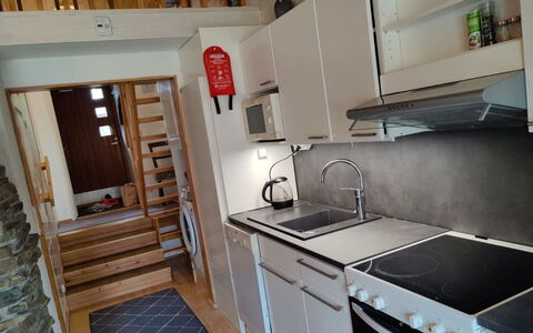 Riekonraito A1: Gulvbelægning, Køkken Apparat, Køkken, Etage, Træ, Større Bandage, Møbel, Indretning, Countertop, Trægulve