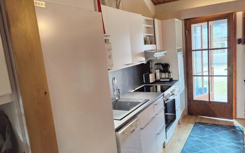 Riekonraito A1: Køkken, Countertop, Møbel, Køkken Apparat, Gulvbelægning, Cabinetry, Indretning, Større Bandage, Etage, Træ
