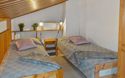 Riekonraito A1: Møbel, Seng, Soveværelse, Etage, Indretning, Gulvbelægning, Træ, Sengetøj, Loft, Værelse
