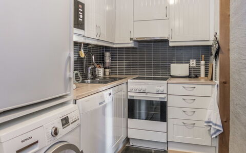 Vuokatinportti B 8: Køkken Apparat, Køkken, Større Bandage, Vaskemaskine, Countertop, Cabinetry, Gulvbelægning, Indretning, Husholdningsapparat, Etage