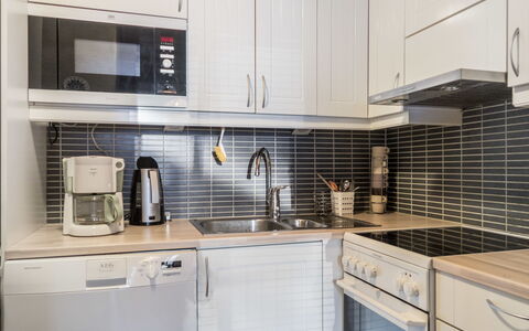 Vuokatinportti B 8: Køkken, Køkken Apparat, Countertop, Større Bandage, Cabinetry, Indretning, Gulvbelægning, Husholdningsapparat, Håndvask, Sanitærarmatur