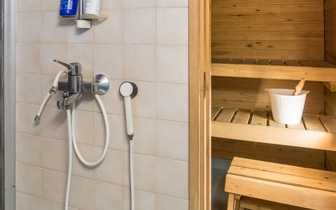 Vuokatinportti B 8: Gulvbelægning, Sanitærarmatur, Træ, Etage, Indretning, Badeværelse, Vvs, Tap, Værelse, Brusehoved