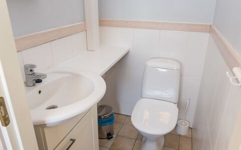 Nelikko a: Toiletbræt, Badeværelse, Badeværelsesvask, Toilet, Sanitærarmatur, Håndvask, Hvid, Gulvbelægning, Etage, Indretning