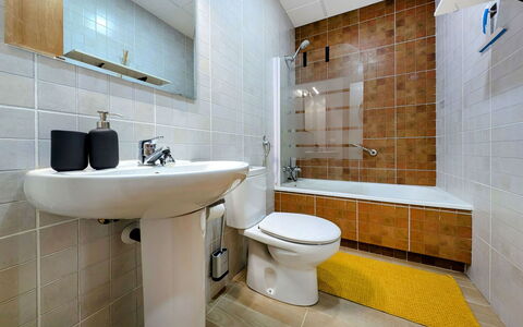 Style: Toiletbræt, Badeværelse, Sanitærarmatur, Toilet, Gulvbelægning, Etage, Indretning, Håndvask, Vvs, Flise
