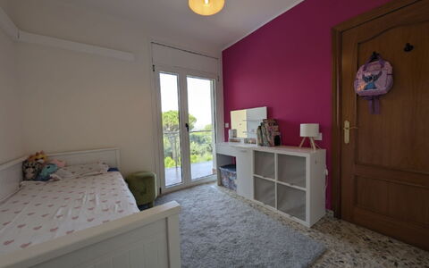 Style: Møbel, Indretning, Gulvbelægning, Etage, Værelse, Soveværelse, Lejlighed, Belysning, Seng, Lyserød