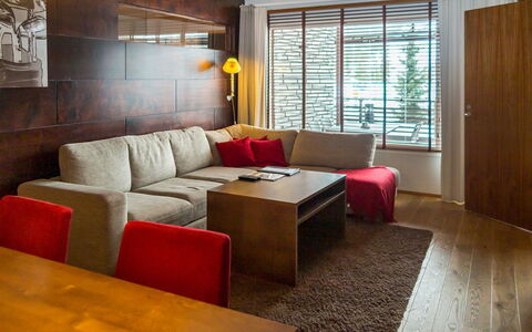 Tahko Spa Junior Suite Orange B2: Altan, Lejlighed, Skygge, Glas, Ejerlejlighed, Gelænder, Veranda, Dagslys, Dæk, Udendørs Møbler