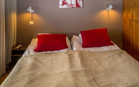 Tahko Spa Junior Suite Orange B2: Altan, Lejlighed, Skygge, Glas, Ejerlejlighed, Gelænder, Veranda, Dagslys, Dæk, Udendørs Møbler